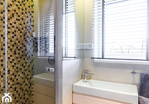 DOM RODZINNY KWIDZYN - Mała łazienka z oknem, styl nowoczesny - zdjęcie od STUDIO FORMA