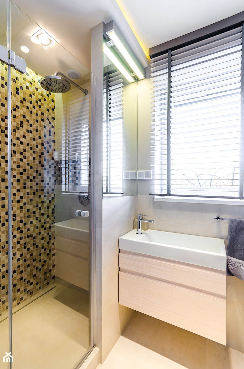 DOM RODZINNY KWIDZYN - Mała łazienka z oknem, styl nowoczesny - zdjęcie od STUDIO FORMA