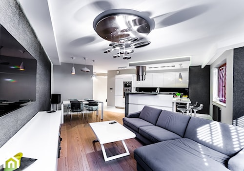 NOWOCZESNY APARTAMENT GDYNIA - Średni biały czarny szary salon z kuchnią z jadalnią, styl nowoczesny - zdjęcie od STUDIO FORMA