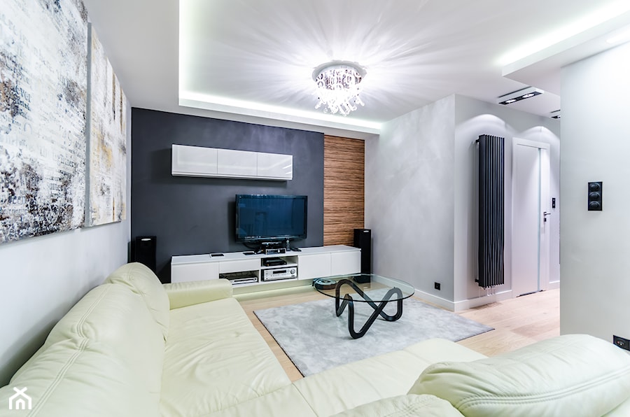 APARTAMENT Z OLIWKOWĄ DOMINANTĄ - Duży biały czarny salon, styl nowoczesny - zdjęcie od STUDIO FORMA