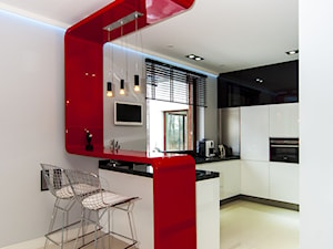 DOM PODRÓŻNIKÓW - Średnia otwarta z salonem szara z zabudowaną lodówką kuchnia w kształcie litery g z kompozytem na ścianie nad blatem kuchennym, styl nowoczesny - zdjęcie od STUDIO FORMA