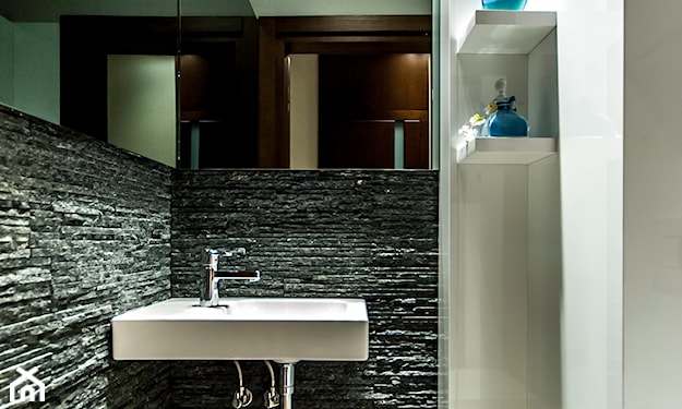 ściana z szarego kamienia ozdobnego w łazience, narożna umywalka