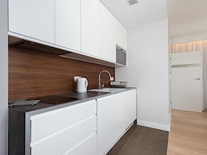 APARTAMENT NAD WISŁĄ - Mała z salonem z kamiennym blatem biała z zabudowaną lodówką z podblatowym zlewozmywakiem kuchnia jednorzędowa, styl nowoczesny - zdjęcie od STUDIO FORMA