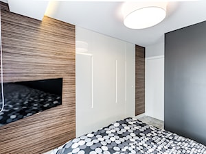 APARTAMENT Z OLIWKOWĄ DOMINANTĄ - Mała biała czarna sypialnia, styl nowoczesny - zdjęcie od STUDIO FORMA