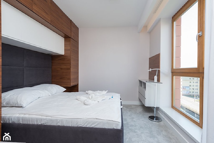 APARTAMENT NAD WISŁĄ - Średnia biała sypialnia, styl nowoczesny - zdjęcie od STUDIO FORMA