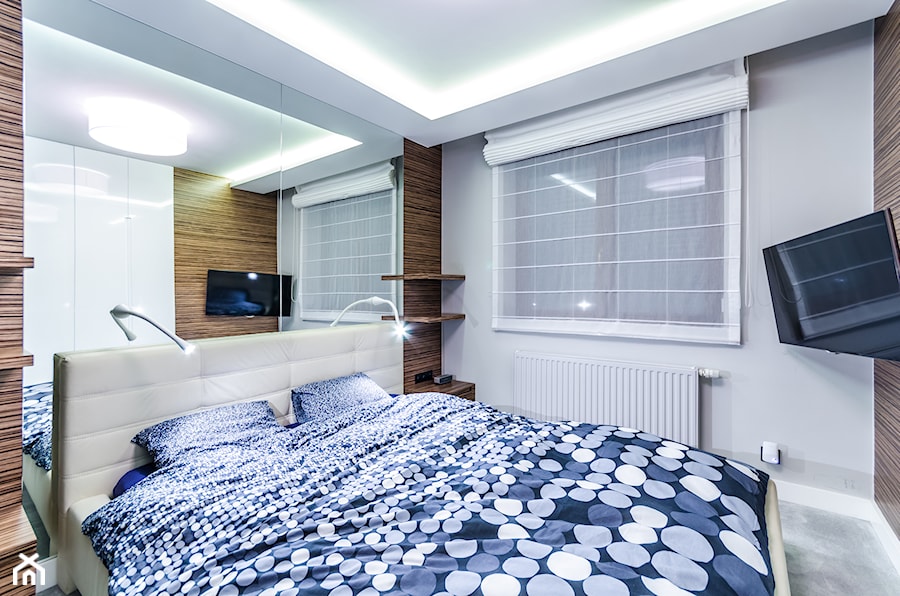 APARTAMENT Z OLIWKOWĄ DOMINANTĄ - Mała biała brązowa sypialnia, styl nowoczesny - zdjęcie od STUDIO FORMA