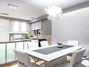 DOM RODZINNY KWIDZYN - Średnia biała jadalnia w salonie, styl nowoczesny - zdjęcie od STUDIO FORMA