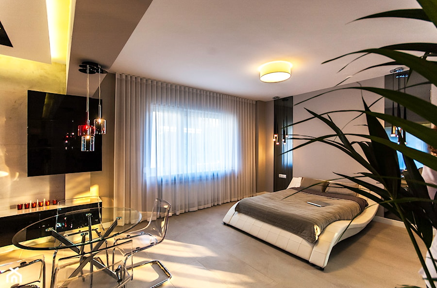 APARTAMENT DLA SINGLA - Duża beżowa szara sypialnia, styl nowoczesny - zdjęcie od STUDIO FORMA