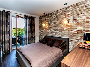 APARTAMENT LETNI - Średnia biała szara sypialnia z balkonem / tarasem, styl tradycyjny - zdjęcie od STUDIO FORMA