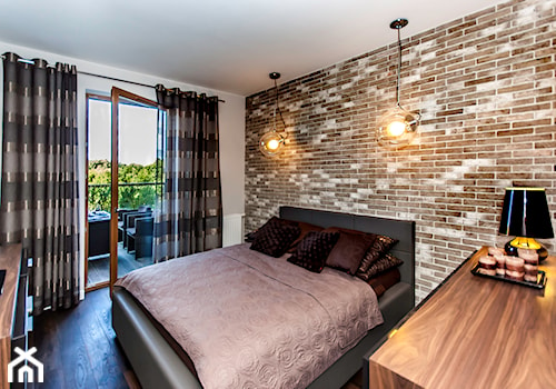 APARTAMENT LETNI - Średnia biała szara sypialnia z balkonem / tarasem, styl tradycyjny - zdjęcie od STUDIO FORMA