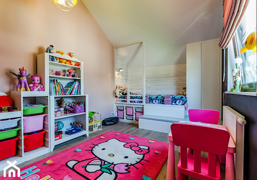 DOM RODZINNY GDAŃSK - Średni biały różowy pokój dziecka dla dziecka dla dziewczynki, styl nowoczesny - zdjęcie od STUDIO FORMA