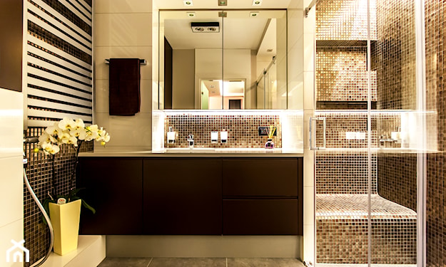 łazienka ze złotą mozaiką