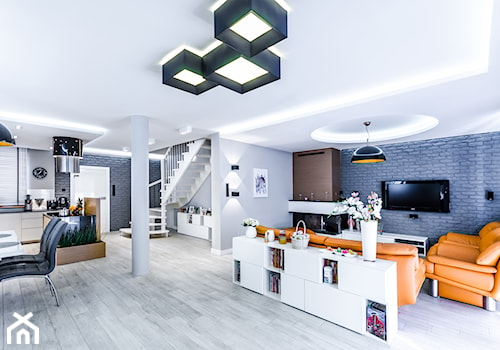 DOM RODZINNY KRYNICA MORSKA - Średni biały szary salon z kuchnią z jadalnią, styl nowoczesny - zdjęcie od STUDIO FORMA