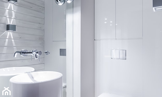 biała łazienka z lustrzaną ścianą
