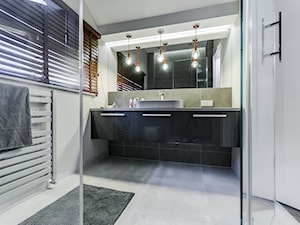 DOM RODZINNY GDAŃSK - Mała z lustrem z punktowym oświetleniem łazienka z oknem, styl nowoczesny - zdjęcie od STUDIO FORMA