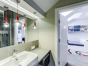 DOM RODZINNY GDAŃSK - Mała na poddaszu bez okna z lustrem łazienka, styl nowoczesny - zdjęcie od STUDIO FORMA
