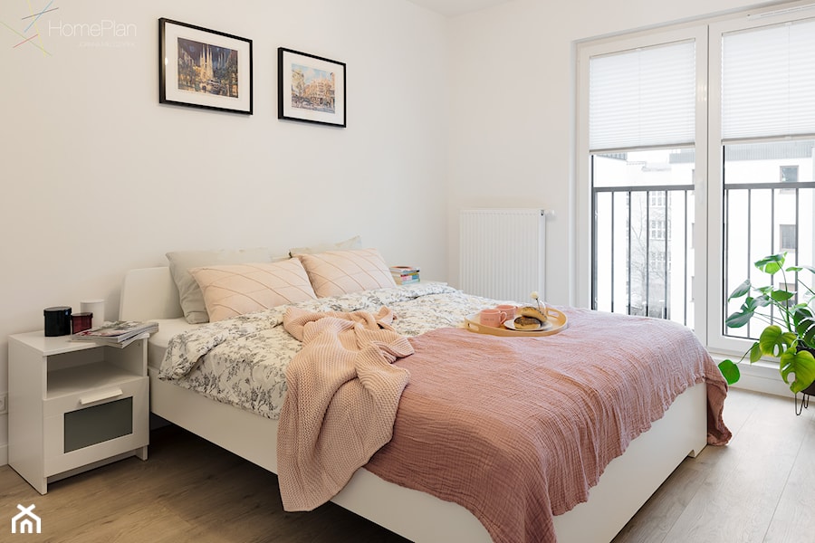 Mieszkanie do wynajęcia w Poznaniu - Mała biała sypialnia z balkonem / tarasem, styl nowoczesny - zdjęcie od Home Plan Joanna Mielczarek