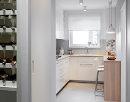 Mieszkanie w wielkiej płycie - Średnia zamknięta szara z zabudowaną lodówką z lodówką wolnostojącą ... - zdjęcie od Home Plan Joanna Mielczarek - Homebook