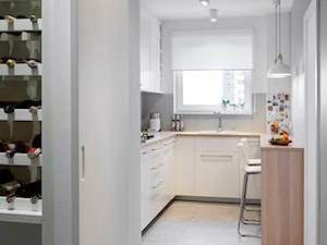 Mieszkanie w wielkiej płycie - Średnia zamknięta szara z zabudowaną lodówką z lodówką wolnostojącą z nablatowym zlewozmywakiem kuchnia w kształcie litery l z oknem, styl nowoczesny - zdjęcie od Home Plan Joanna Mielczarek