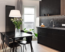 Mieszkanie do wynajęcia w Poznaniu - Średnia otwarta biała czarna z zabudowaną lodówką z nablatowym ... - zdjęcie od Home Plan Joanna Mielczarek - Homebook