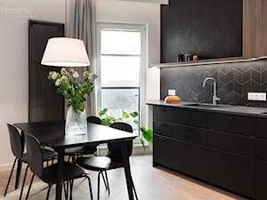 Mieszkanie do wynajęcia w Poznaniu - Średnia otwarta biała czarna z zabudowaną lodówką z nablatowym ... - zdjęcie od Home Plan Joanna Mielczarek