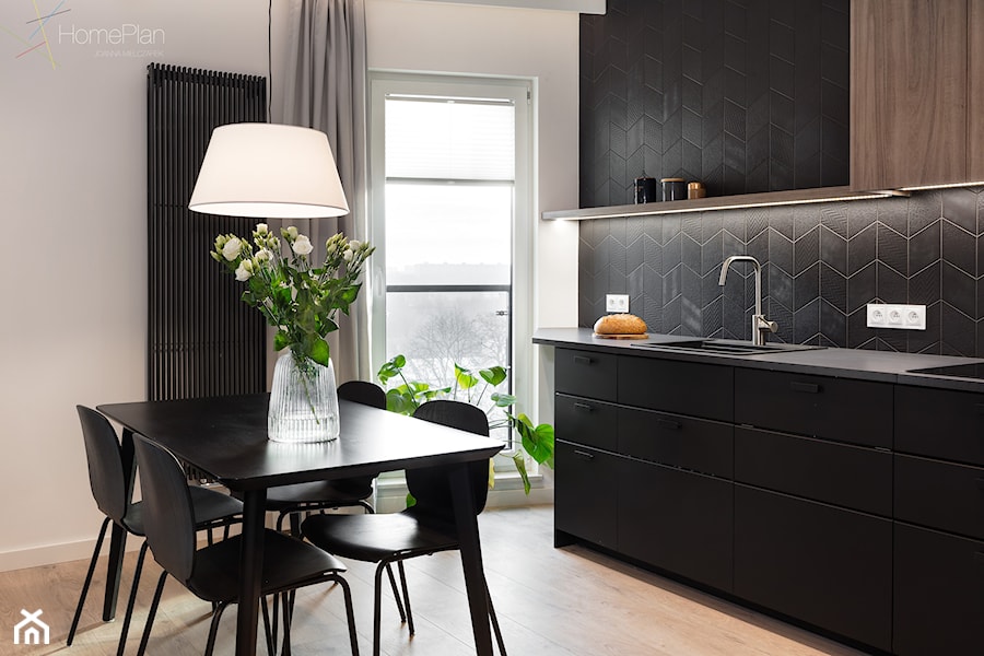 Mieszkanie do wynajęcia w Poznaniu - Średnia otwarta biała czarna z zabudowaną lodówką z nablatowym zlewozmywakiem kuchnia jednorzędowa z oknem, styl nowoczesny - zdjęcie od Home Plan Joanna Mielczarek