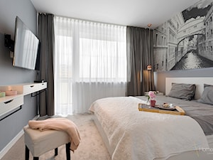 Mieszkanie w wielkiej płycie - Średnia szara sypialnia z balkonem / tarasem, styl nowoczesny - zdjęcie od Home Plan Joanna Mielczarek