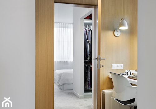 Mieszkanie w wielkiej płycie - Mały biały hol / przedpokój, styl nowoczesny - zdjęcie od Home Plan Joanna Mielczarek