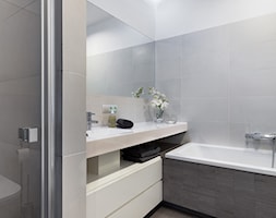 Apartament w Suchym Lesie - Mała bez okna z lustrem z punktowym oświetleniem łazienka, styl nowocze ... - zdjęcie od Home Plan Joanna Mielczarek - Homebook