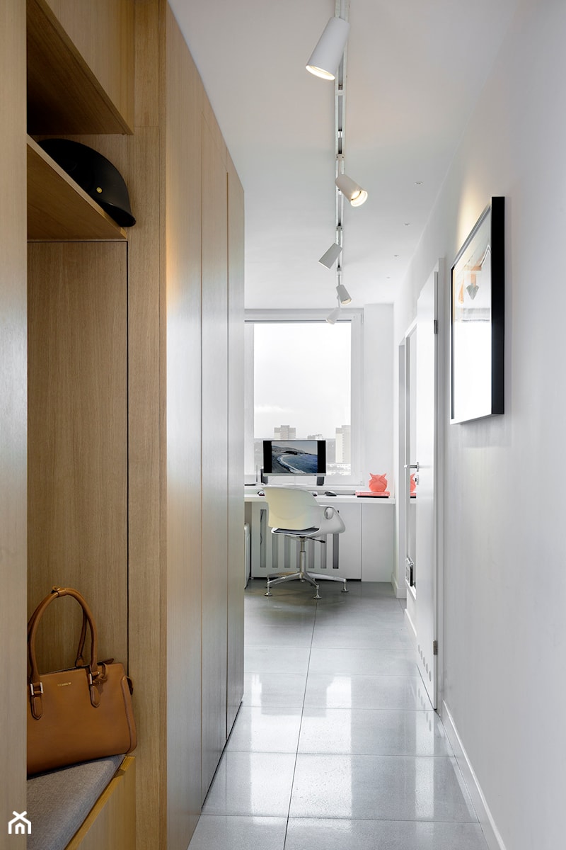 Mieszkanie w wielkiej płycie - Mały z wieszakiem szary hol / przedpokój, styl nowoczesny - zdjęcie od Home Plan Joanna Mielczarek