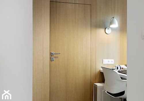 Mieszkanie w wielkiej płycie - Średni biały hol / przedpokój, styl nowoczesny - zdjęcie od Home Plan Joanna Mielczarek