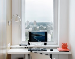 Mieszkanie w wielkiej płycie - Małe z zabudowanym biurkiem białe biuro, styl nowoczesny - zdjęcie od Home Plan Joanna Mielczarek - Homebook