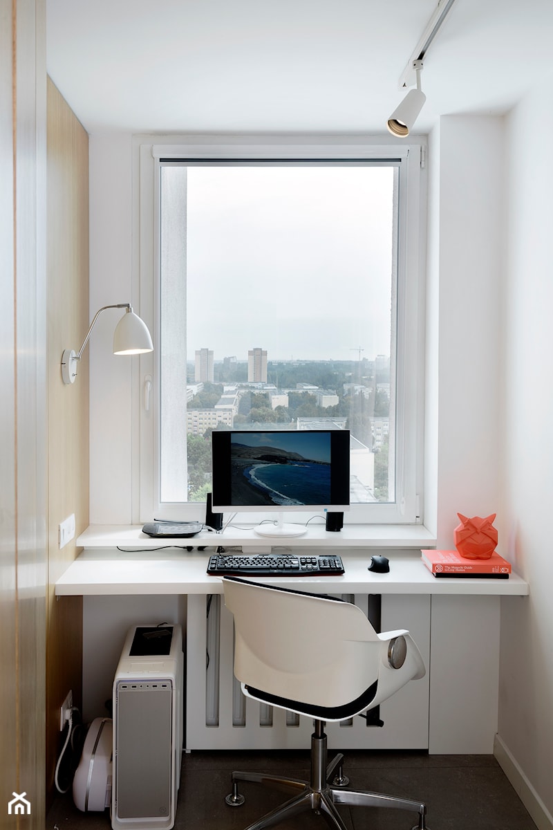 Mieszkanie w wielkiej płycie - Małe z zabudowanym biurkiem białe biuro, styl nowoczesny - zdjęcie od Home Plan Joanna Mielczarek