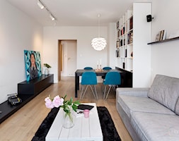 Mieszkanie w wielkiej płycie - Mały biały salon z jadalnią, styl nowoczesny - zdjęcie od Home Plan Joanna Mielczarek - Homebook