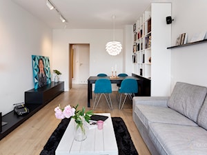 Mieszkanie w wielkiej płycie - Mały biały salon z jadalnią, styl nowoczesny - zdjęcie od Home Plan Joanna Mielczarek