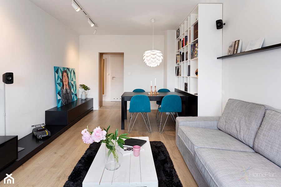 Mieszkanie w wielkiej płycie - Mały biały salon z jadalnią, styl nowoczesny - zdjęcie od Home Plan Joanna Mielczarek