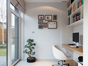 Apartament w Suchym Lesie - Średnie z zabudowanym biurkiem białe biuro, styl nowoczesny - zdjęcie od Home Plan Joanna Mielczarek