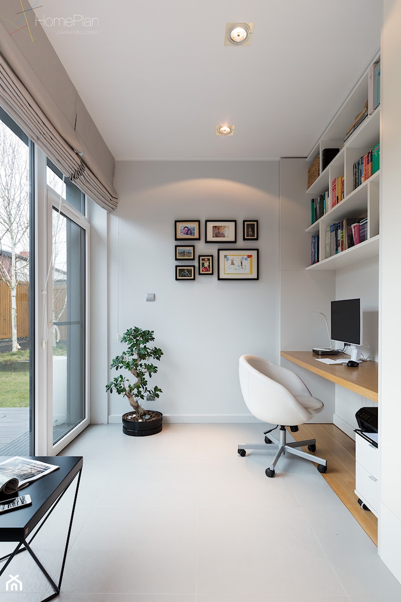 Apartament w Suchym Lesie - Średnie z zabudowanym biurkiem białe biuro, styl nowoczesny - zdjęcie od Home Plan Joanna Mielczarek