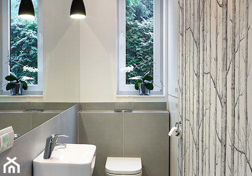 Apartament w Suchym Lesie - Średnia z lustrem z punktowym oświetleniem łazienka z oknem, styl nowoczesny - zdjęcie od Home Plan Joanna Mielczarek