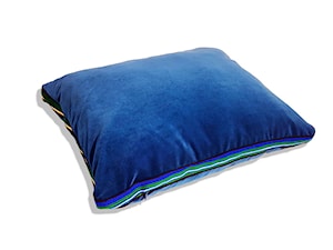 Niebieska aksamitna poduszka od Folka - zdjęcie od Folka