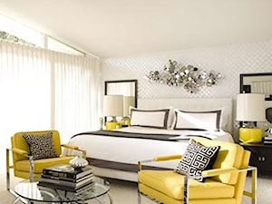 Średnia biała sypialnia, styl glamour - zdjęcie od M. House
