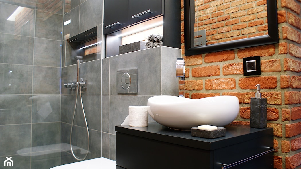 stylowa łazienka z industrialnym rysem i ścianą z cegieł