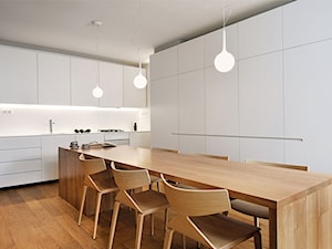 biała kuchnia w Orłowie - Średnia biała jadalnia w kuchni, styl skandynawski - zdjęcie od Malee - Projektowanie z pasją