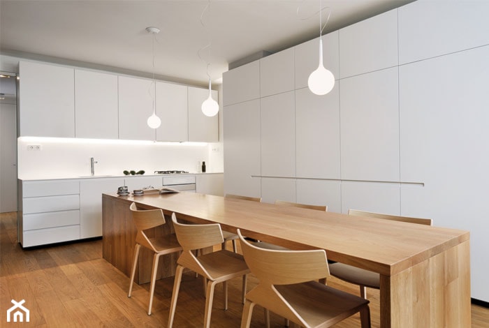 biała kuchnia w Orłowie - Średnia biała jadalnia w kuchni, styl skandynawski - zdjęcie od Malee - Projektowanie z pasją