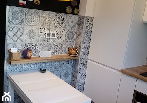 projekty pojedynczych pomieszczeń - Średnia biała czarna szara z zabudowaną lodówką kuchnia w kształcie litery l, styl skandynawski - zdjęcie od Grafika i Projekt architektura wnętrz
