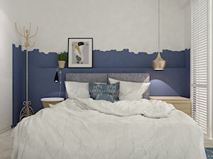 projekty pojedynczych pomieszczeń - Mała biała niebieska sypialnia na poddaszu z balkonem / tarasem, styl skandynawski - zdjęcie od Grafika i Projekt architektura wnętrz