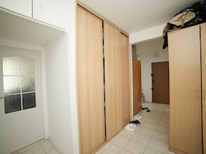 mieszkanie z akcentem turkusu metamorfoza - Średni biały hol / przedpokój - zdjęcie od Grafika i Projekt architektura wnętrz
