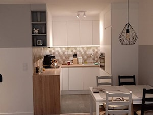 mieszkanie 38 m2 metamorfoza - Mała otwarta z zabudowaną lodówką kuchnia w kształcie litery u, styl skandynawski - zdjęcie od Grafika i Projekt architektura wnętrz