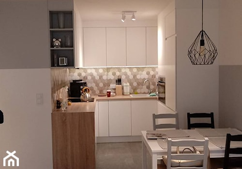mieszkanie 38 m2 metamorfoza - Mała otwarta z zabudowaną lodówką kuchnia w kształcie litery u, styl skandynawski - zdjęcie od Grafika i Projekt architektura wnętrz