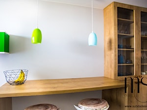 Kolorowe mieszanie w stylu skandynawskim - Mała szara jadalnia w salonie w kuchni jako osobne pomieszczenie, styl skandynawski - zdjęcie od http://www.subdadesign.pl